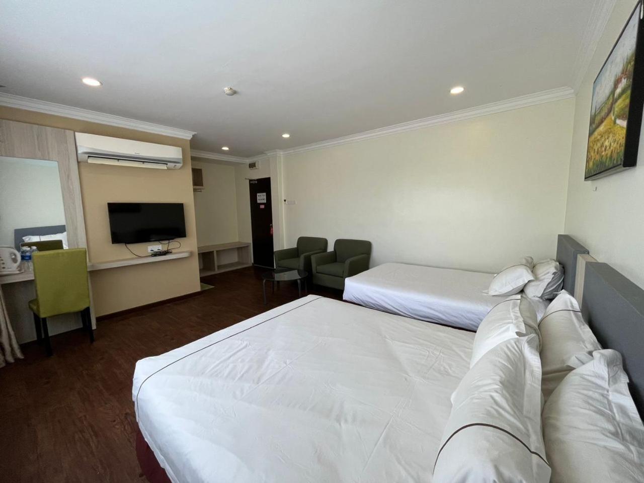 Angsoka Hotel Teluk Intan Bagian luar foto
